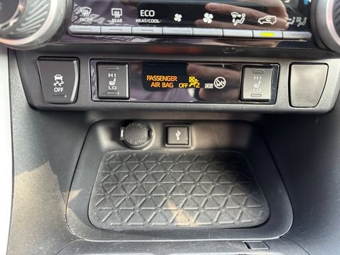 Used 2020 Toyota RAV4 XSE w/ XSE Grade Weather Package AWD/4WD image 4