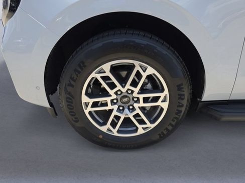 Used 2025 Ford Expedition Active RWD image 32