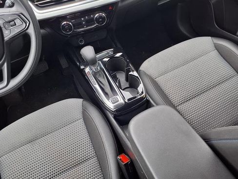 Used 2025 Chevrolet Trax LT FWD image 9