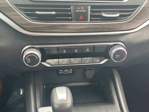 Used 2025 Nissan Altima 2.5 SV FWD image 28