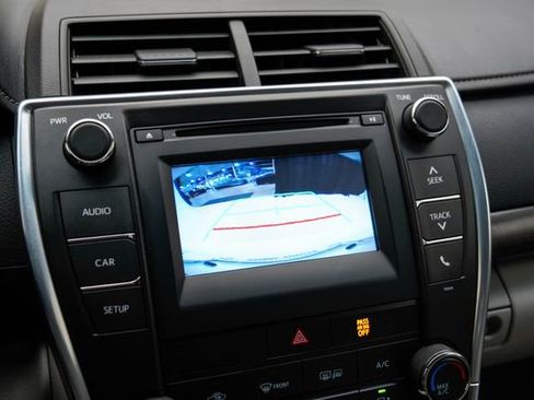 Used 2015 Toyota Camry LE image 11