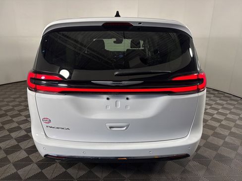 Used 2024 Chrysler Pacifica Touring-L image 8