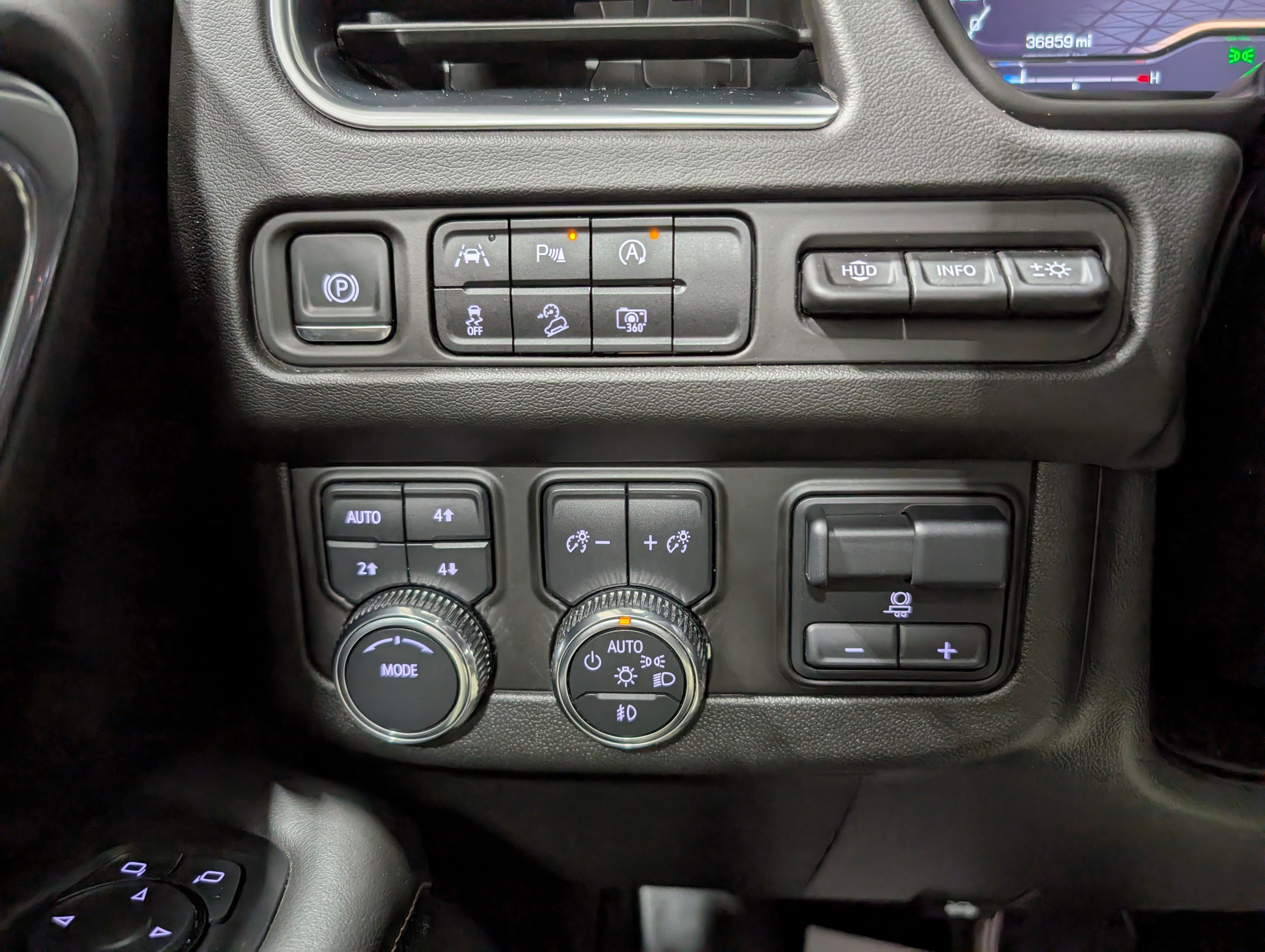 Used 2024 GMC Yukon AT4 w/ Technology Package AWD/4WD image 25
