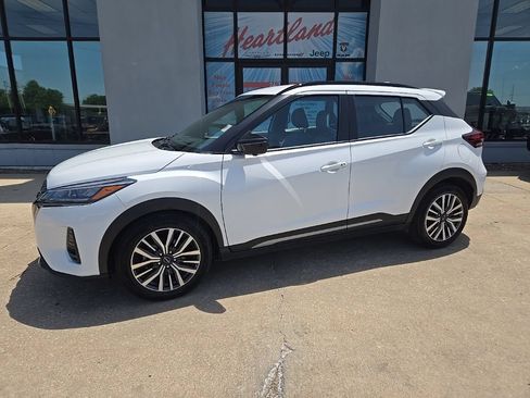 Used 2024 Nissan Kicks SR w/ SR Premium Package FWD image 4