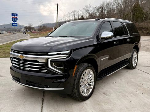 Used 2025 Chevrolet Suburban Premier image 2
