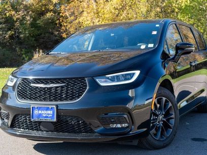 Used 2024 Chrysler Pacifica Select