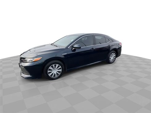 Used 2020 Toyota Camry LE image 4