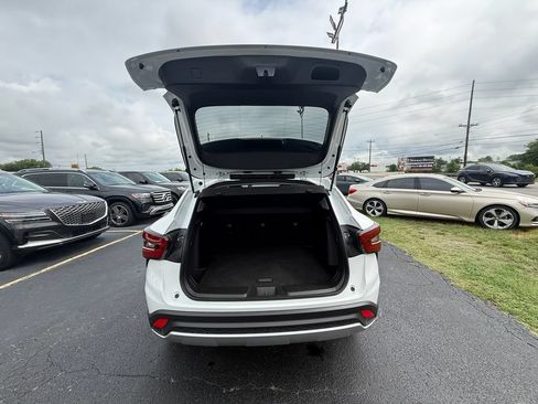Used 2025 Chevrolet Trax LT w/ LT Convenience Package FWD image 5