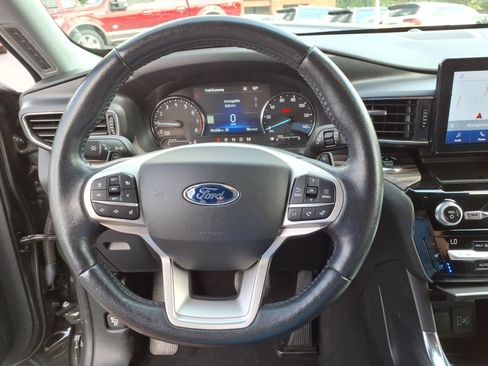 Used 2021 Ford Explorer Limited w/ Equipment Group 301A AWD/4WD image 17