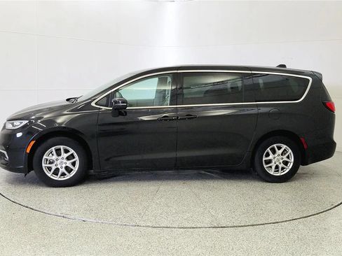 Used 2023 Chrysler Pacifica Touring-L FWD image 5