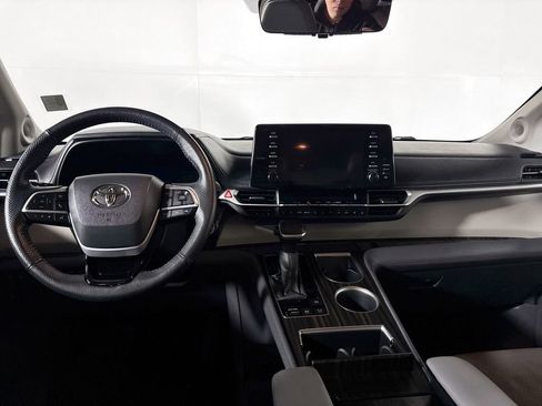 Used 2023 Toyota Sienna Limited image 12