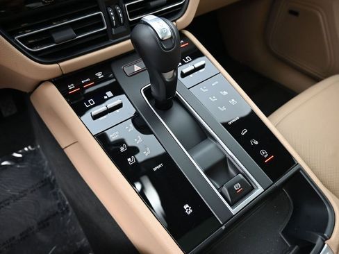 Certified 2025 Porsche Macan AWD/4WD image 24