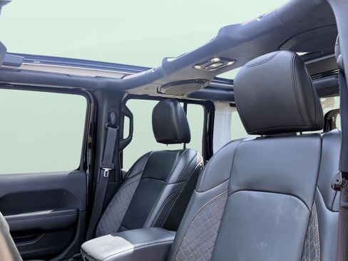 Used 2022 Jeep Wrangler Unlimited Sahara AWD/4WD image 5