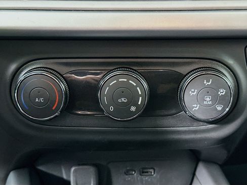 Used 2025 Chevrolet Trax LS image 23