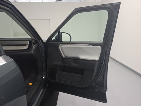 Used 2025 Rivian R1S Premium AWD/4WD image 18