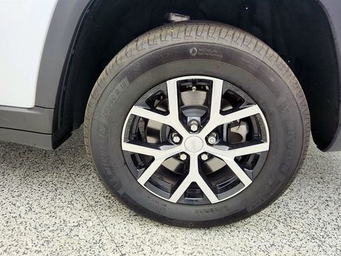 Used 2025 Jeep Grand Cherokee L Limited w/ Luxury Tech Group II image 9