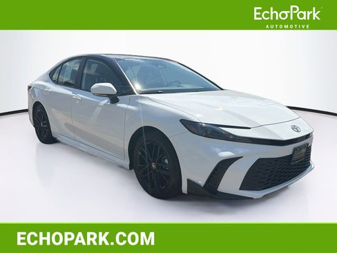 Used 2025 Toyota Camry SE FWD image 1