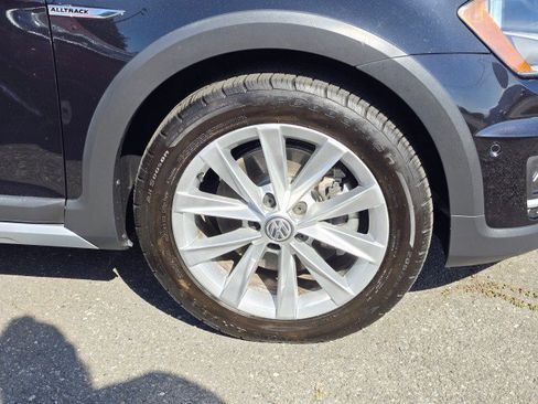 Used 2017 Volkswagen Golf Alltrack S image 2