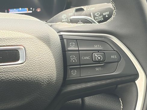 Used 2025 Jeep Grand Cherokee Altitude AWD/4WD image 18