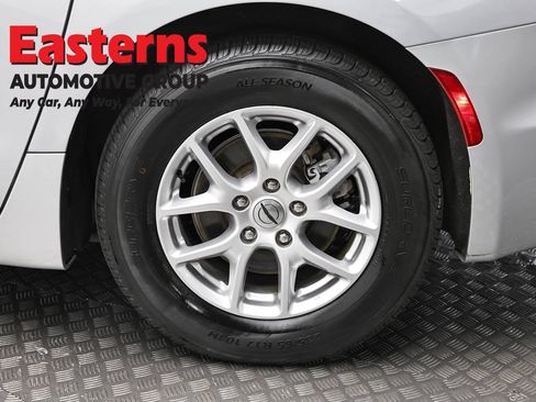 Used 2023 Chrysler Pacifica Touring-L FWD image 8