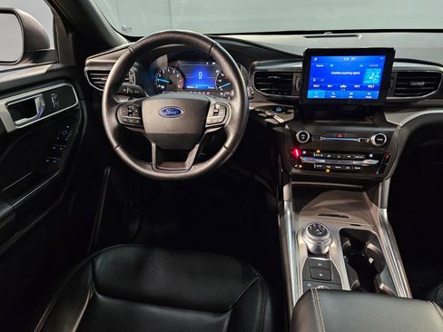 Used 2020 Ford Explorer XLT w/ Equipment Group 202A image 9