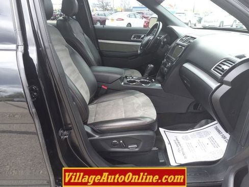 Used 2017 Ford Explorer XLT w/ XLT Technology Feature Bundle AWD/4WD image 39