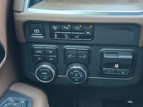 Certified 2025 Chevrolet Suburban High Country AWD/4WD image 33