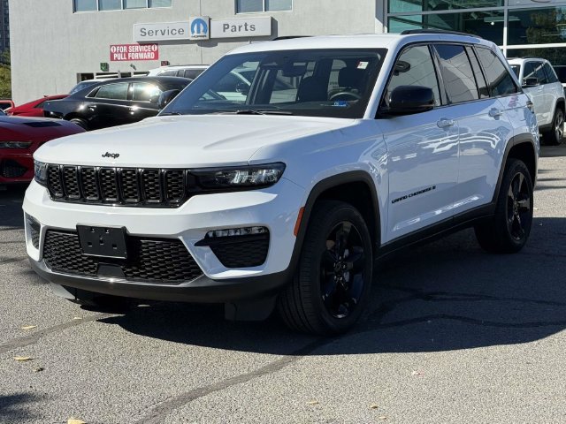 Used 2023 Jeep Grand Cherokee Limited w/ Black Appearance Package AWD/4WD image 6