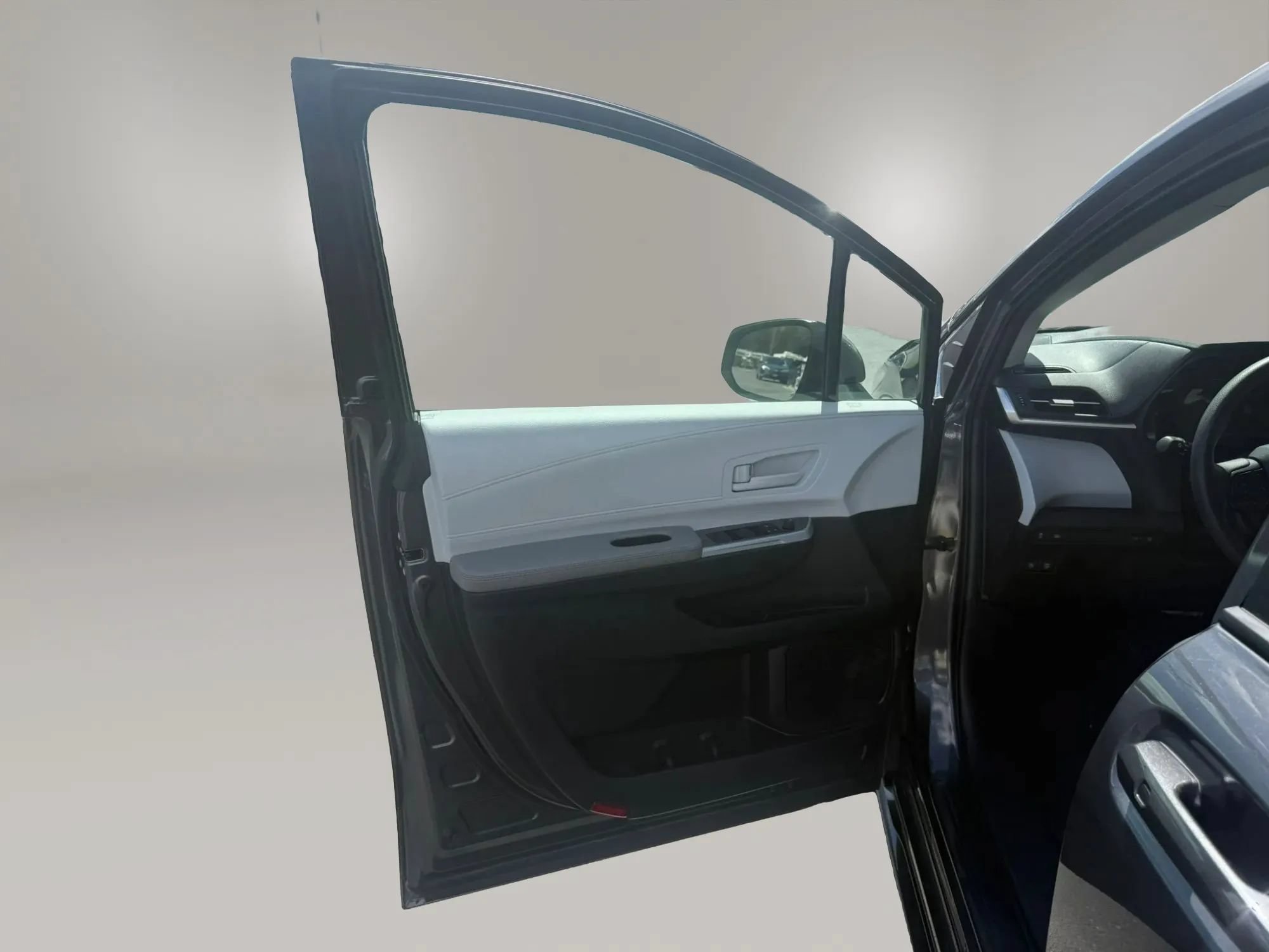 Used 2025 Toyota Sienna LE FWD image 18