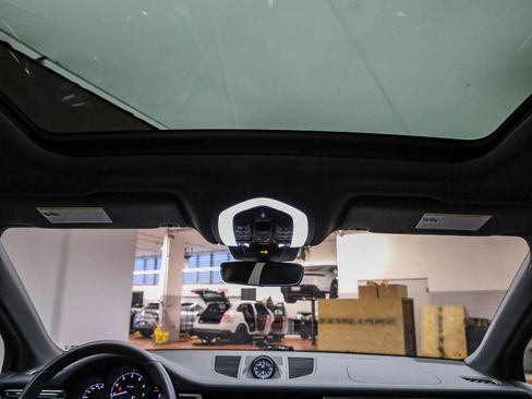 Certified 2025 Porsche Macan image 18