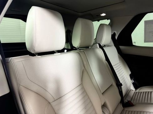 Used 2025 Land Rover Discovery S image 34