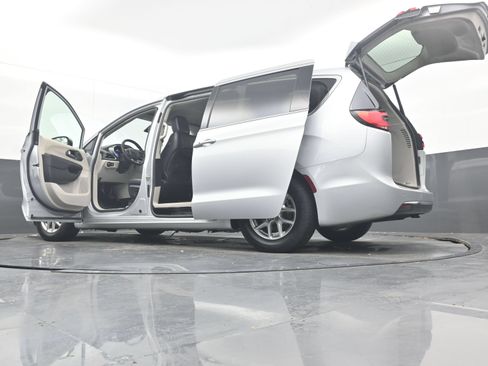Used 2024 Chrysler Pacifica Touring-L FWD image 40