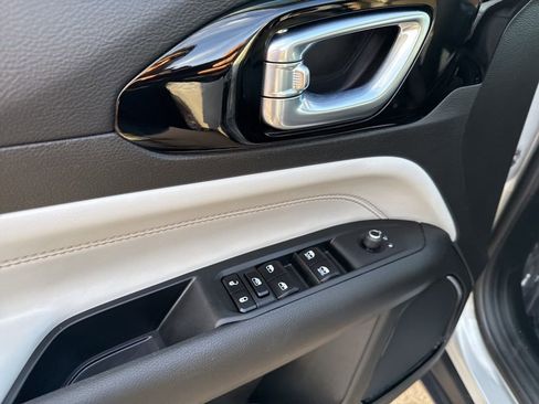 Certified 2025 Jeep Compass Limited image 19