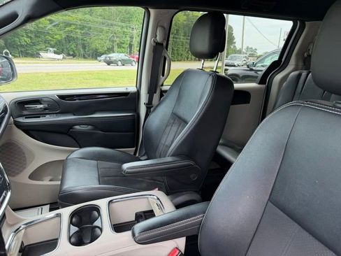 Used 2020 Dodge Grand Caravan SXT FWD image 19