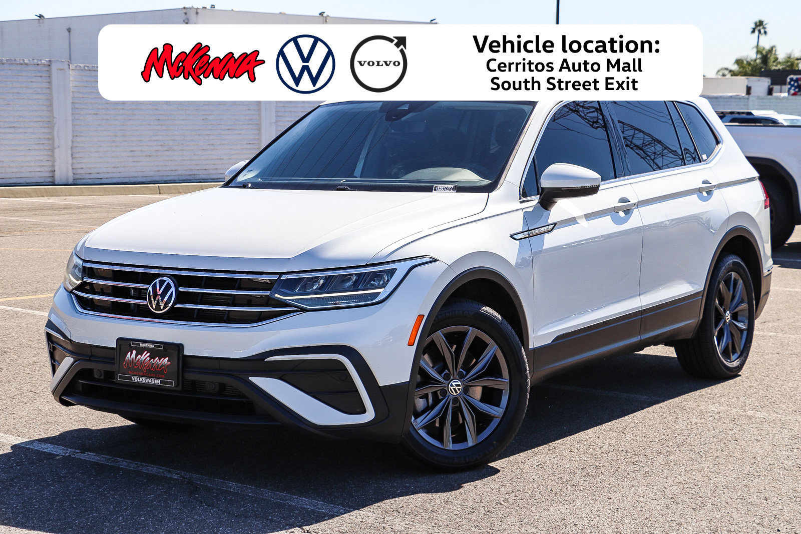 Used 2023 Volkswagen Tiguan SE w/ Panoramic Sunroof Package FWD image 1
