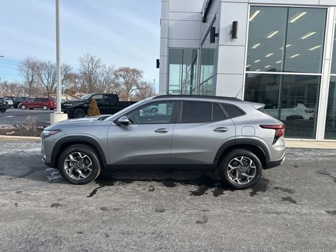 Used 2025 Chevrolet Trax LT w/ LT Convenience Package image 5