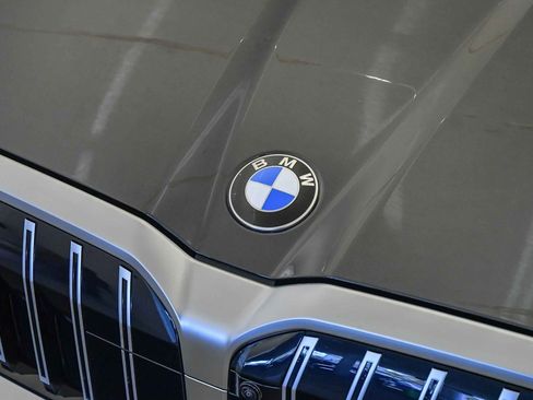 Used 2025 BMW 530i w/ Premium Package image 8