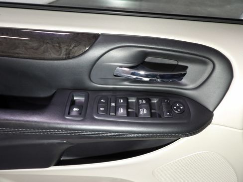 Used 2019 Dodge Grand Caravan SE w/ UConnect Hands-Free Group FWD image 9
