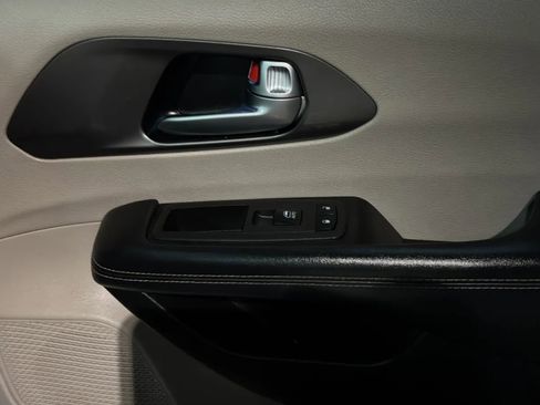 Used 2021 Chrysler Pacifica Touring-L FWD image 22