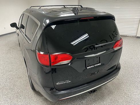 Used 2017 Chrysler Pacifica Touring-L Plus image 7