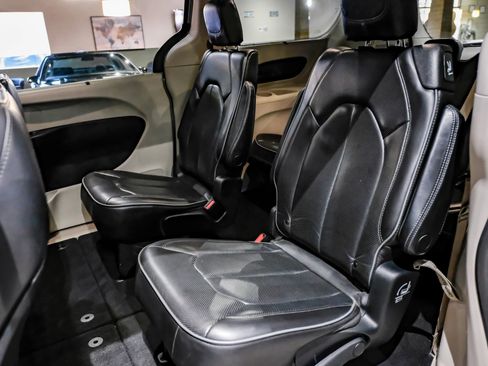 Used 2020 Chrysler Pacifica Limited image 38