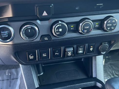 Used 2019 Toyota Tacoma TRD Sport w/ Technology Package AWD/4WD image 14