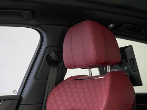 Used 2022 Bentley Bentayga V8 image 12