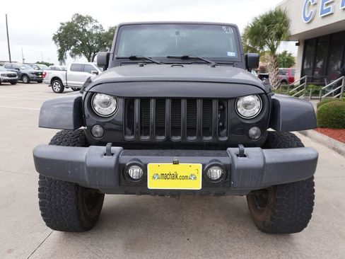 Used 2018 Jeep Wrangler Unlimited Sahara w/ Connectivity Group AWD/4WD image 2
