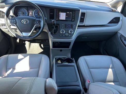 Used 2018 Toyota Sienna XLE w/ XLE Navigation Package FWD image 19