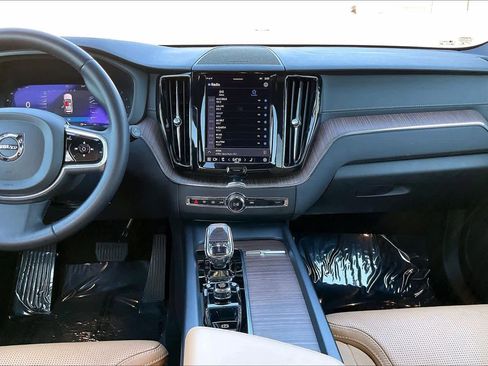 Used 2023 Volvo XC60 B5 Ultimate w/ Climate Package image 9