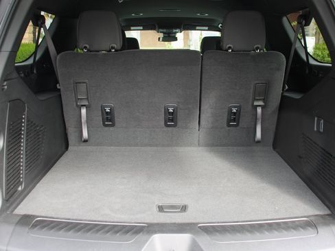 Used 2025 Chevrolet Suburban LS image 9