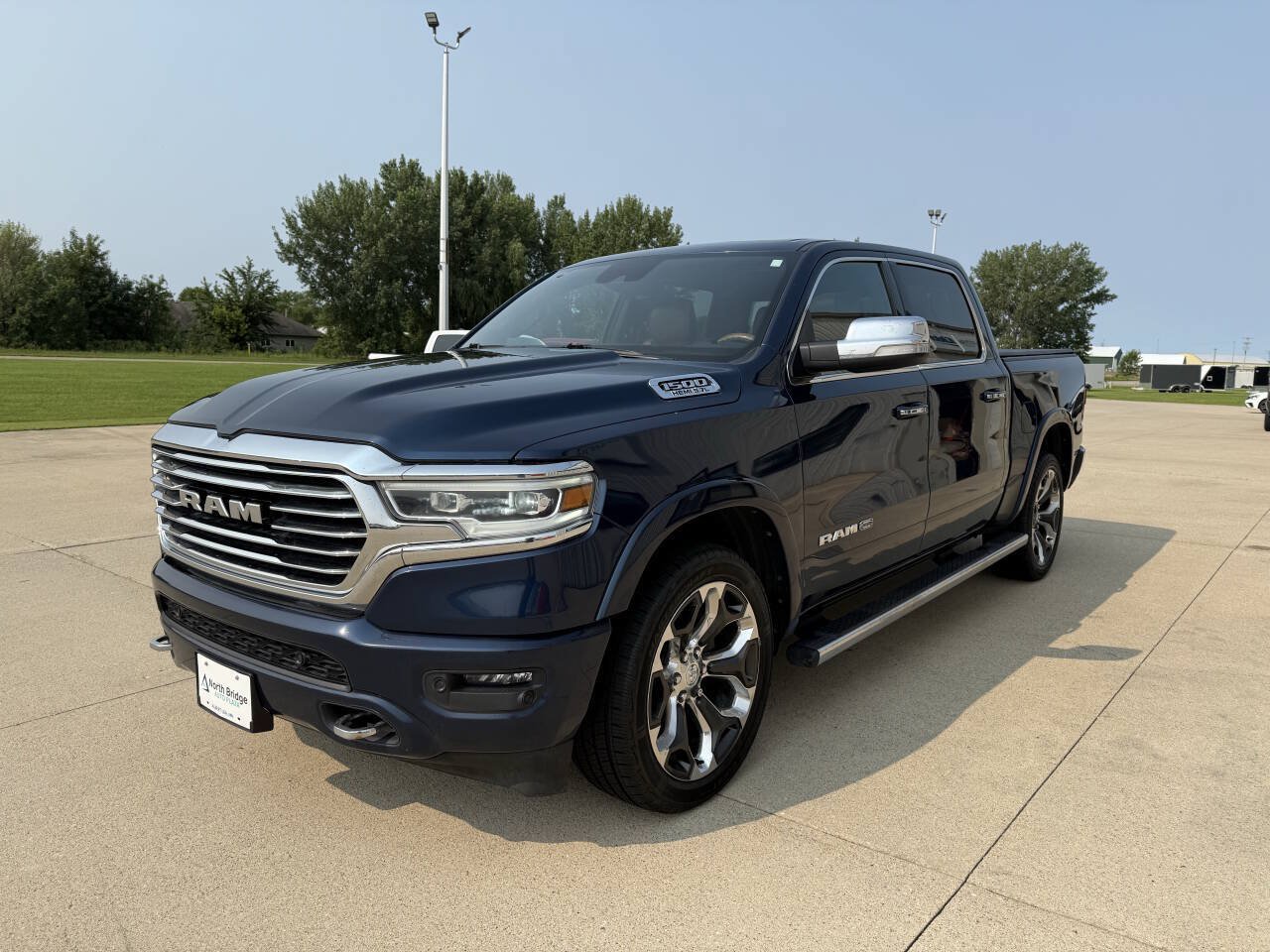 Used 2022 RAM 1500 Limited w/ Body-Colour Bumper Group AWD/4WD image 2