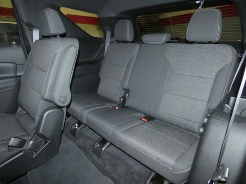 Used 2025 Chevrolet Traverse LT image 25