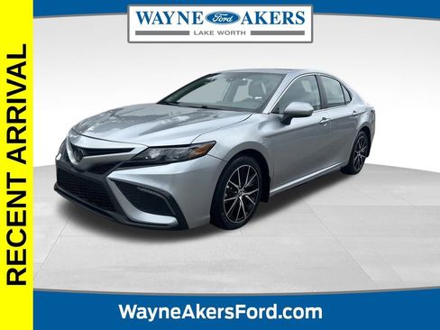 Used 2024 Toyota Camry SE image 1